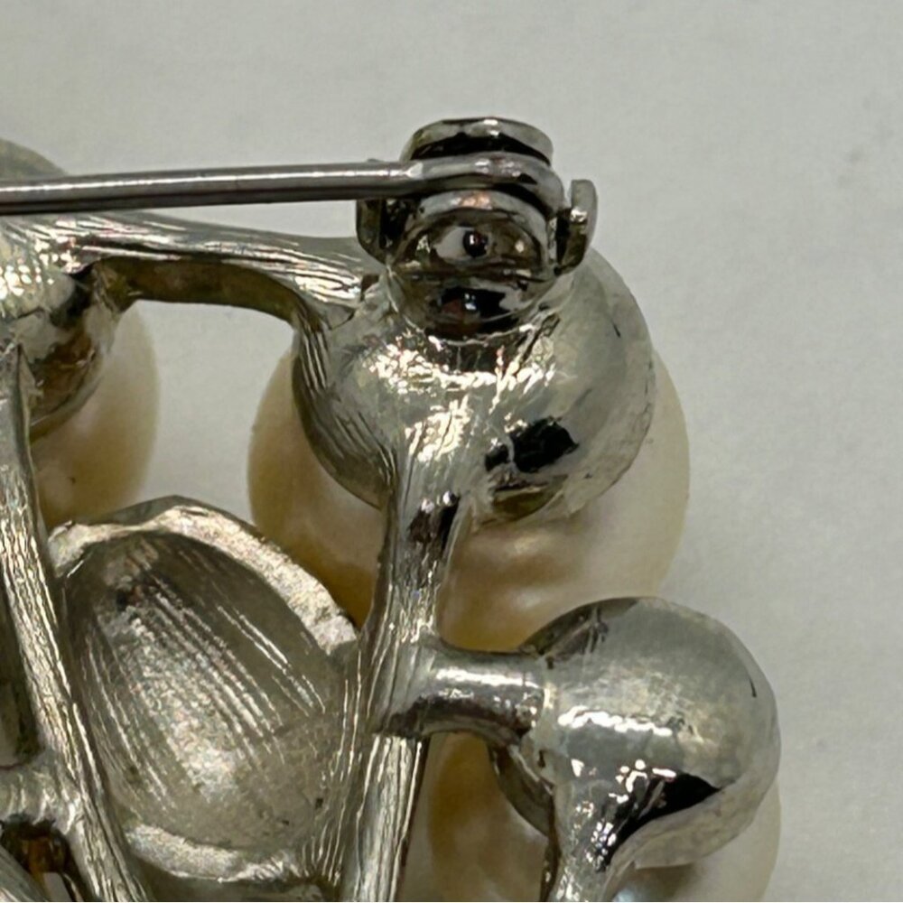 Vintage Faux Pearl Brooch Statement Silver-tone Balloon Bouquet with Bow 2.5 In - Picture 15 of 16